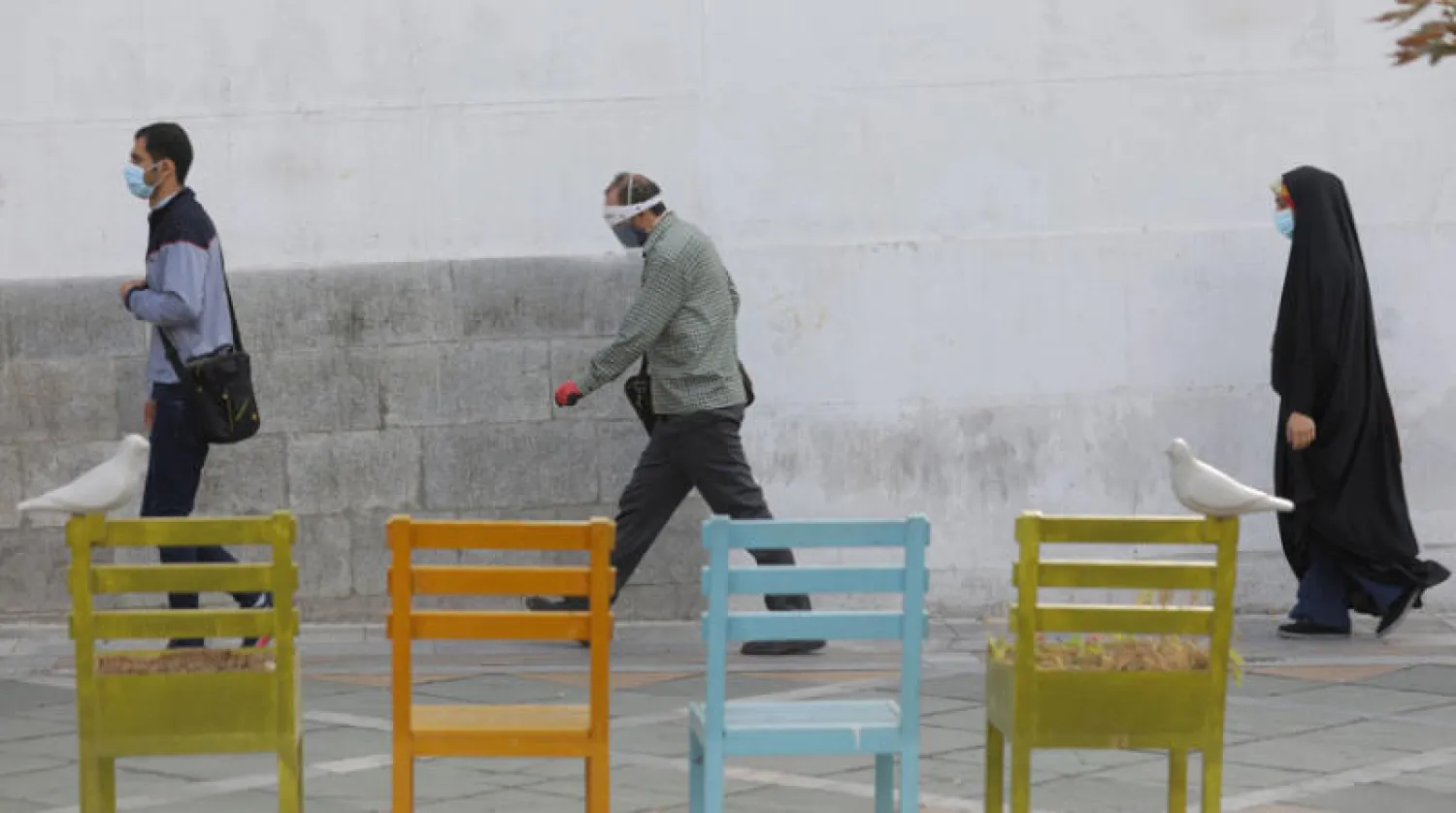 الإيرانيون أُجبروا على وضع الكمامات في الأماكن العامة (رويترز)