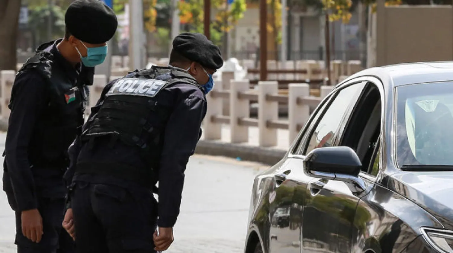 رجال أمن خلال فرض حظر التجول في عمَّان أول من أمس (أ.ف.ب)