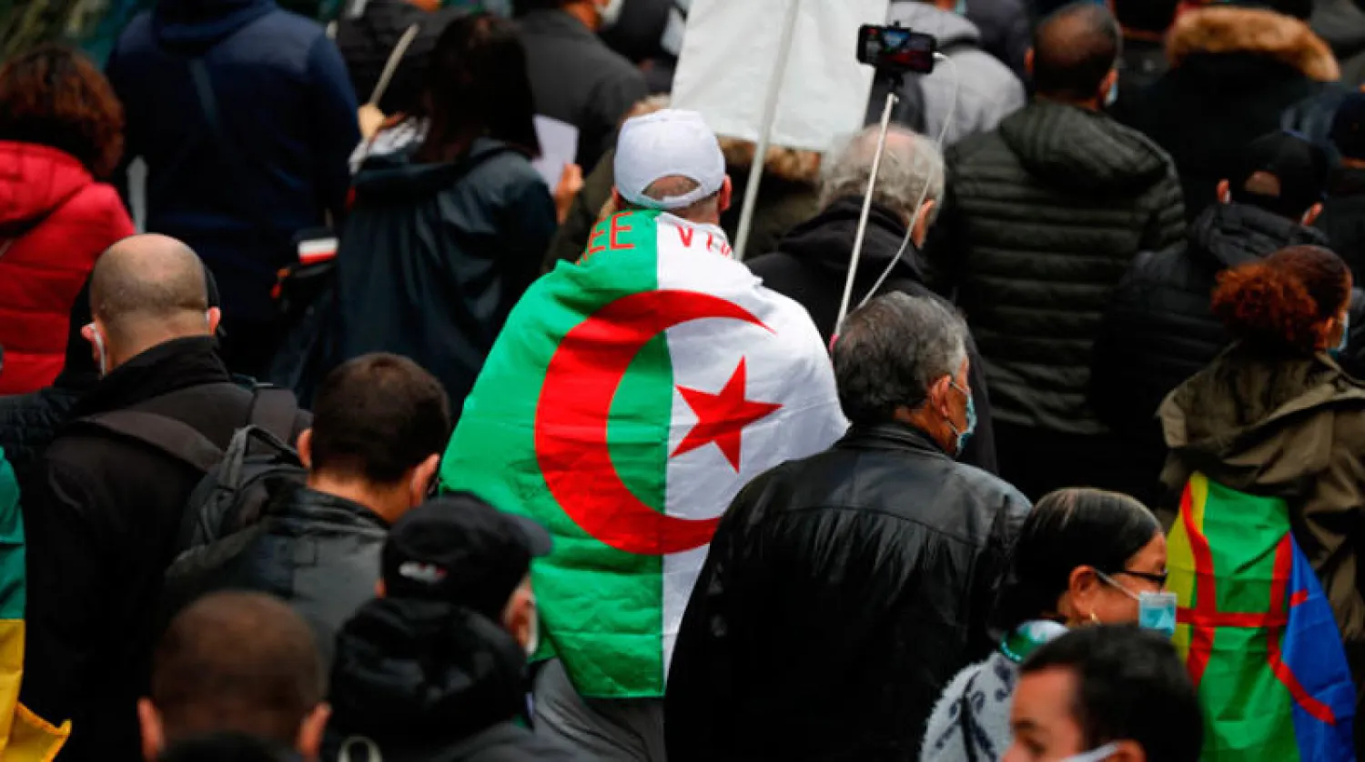 جانب من احتجاجات الجزائريين على نظام الحكم في بلادهم (أ.ف.ب)