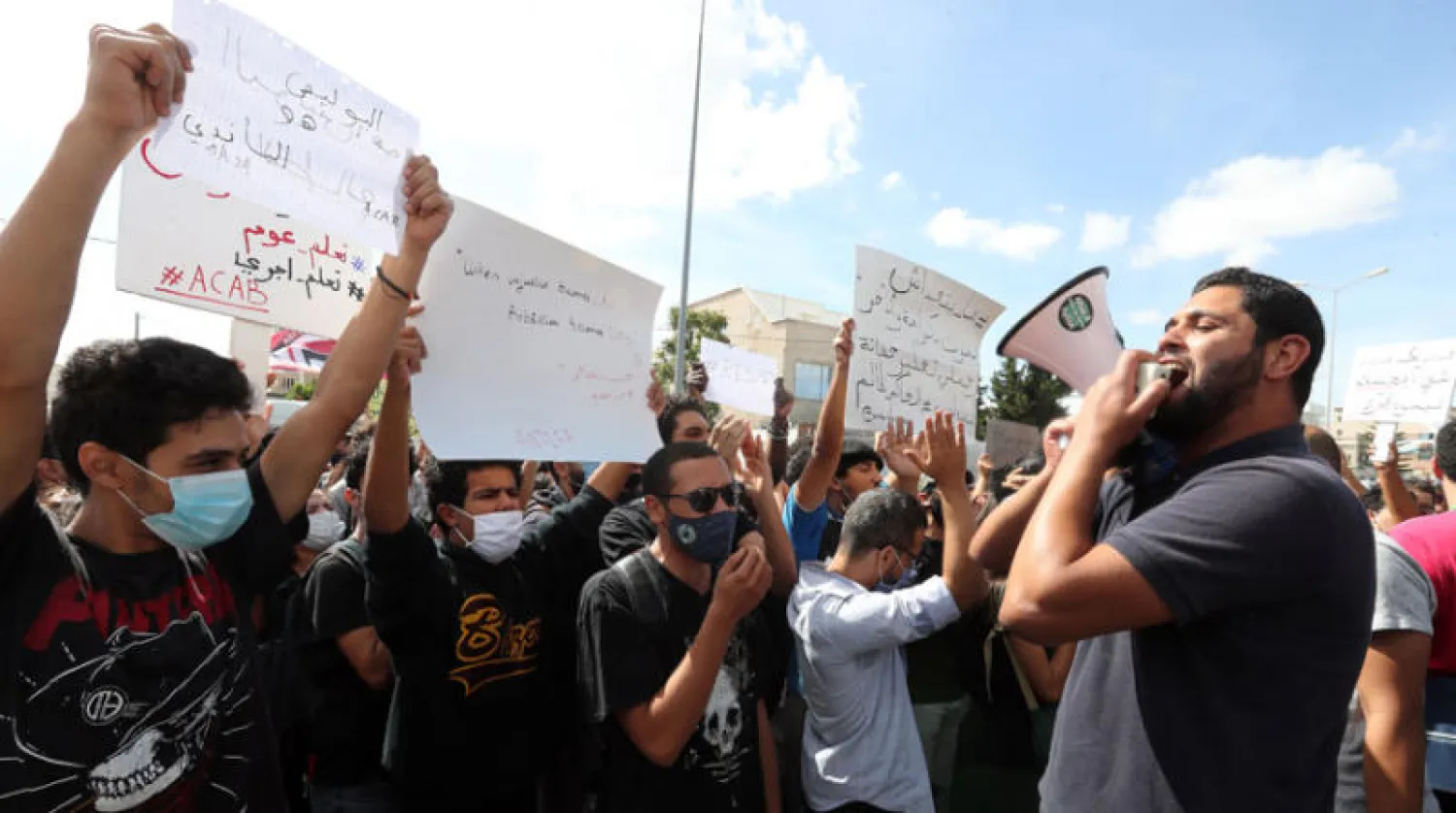 جانب من إضرابات الشباب التونسي وسط العاصمة التونسية (إ.ب.أ)