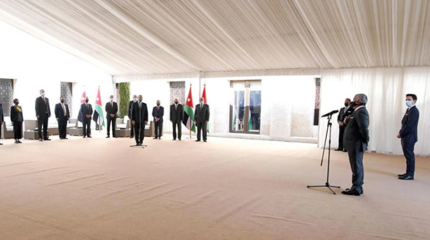 الحكومة الأردنية الجديدة تقسم اليمين أمام الملك عبد الله أمس (الديوان الملكي)