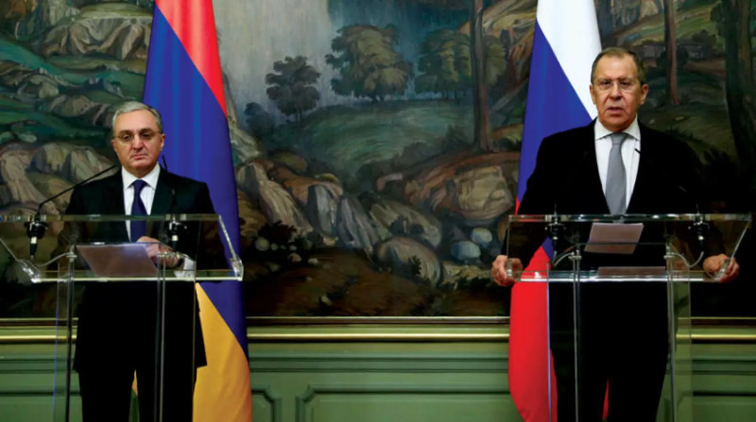 لافروف (يمين) أقر خلال اجتماعه بنظيره الأرميني مناتساكانيان بأنه «لا يوجد التزام كامل بالهدنة المتفق عليها في قره باغ والأعمال القتالية لا تزال مستمرة» (أ.ف.ب)