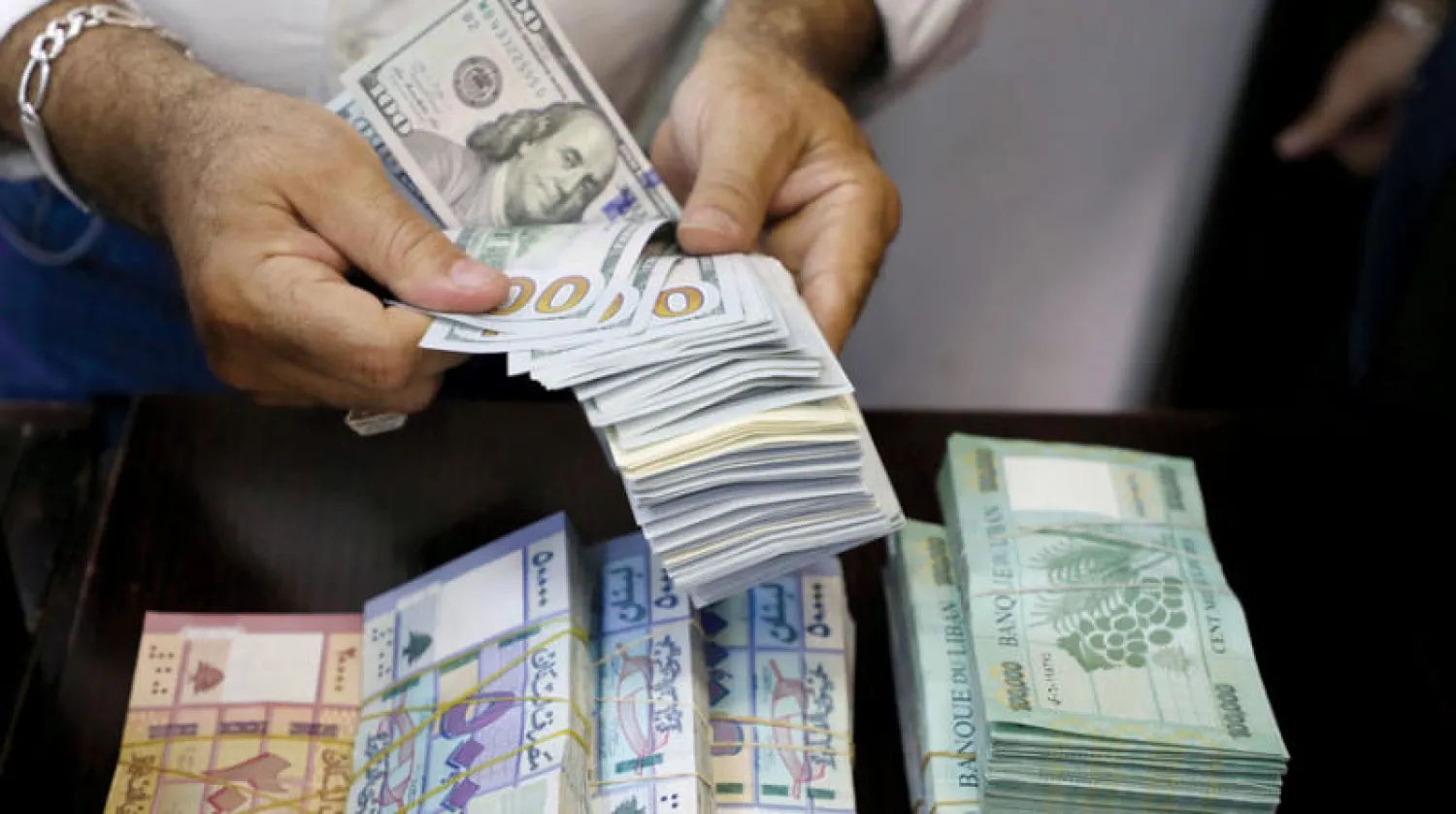 تحويلات المغتربين باتت متنفساً لكثير من اللبنانيين في ظل الأزمة الاقتصادية التي تعصف ببلدهم (رويترز)