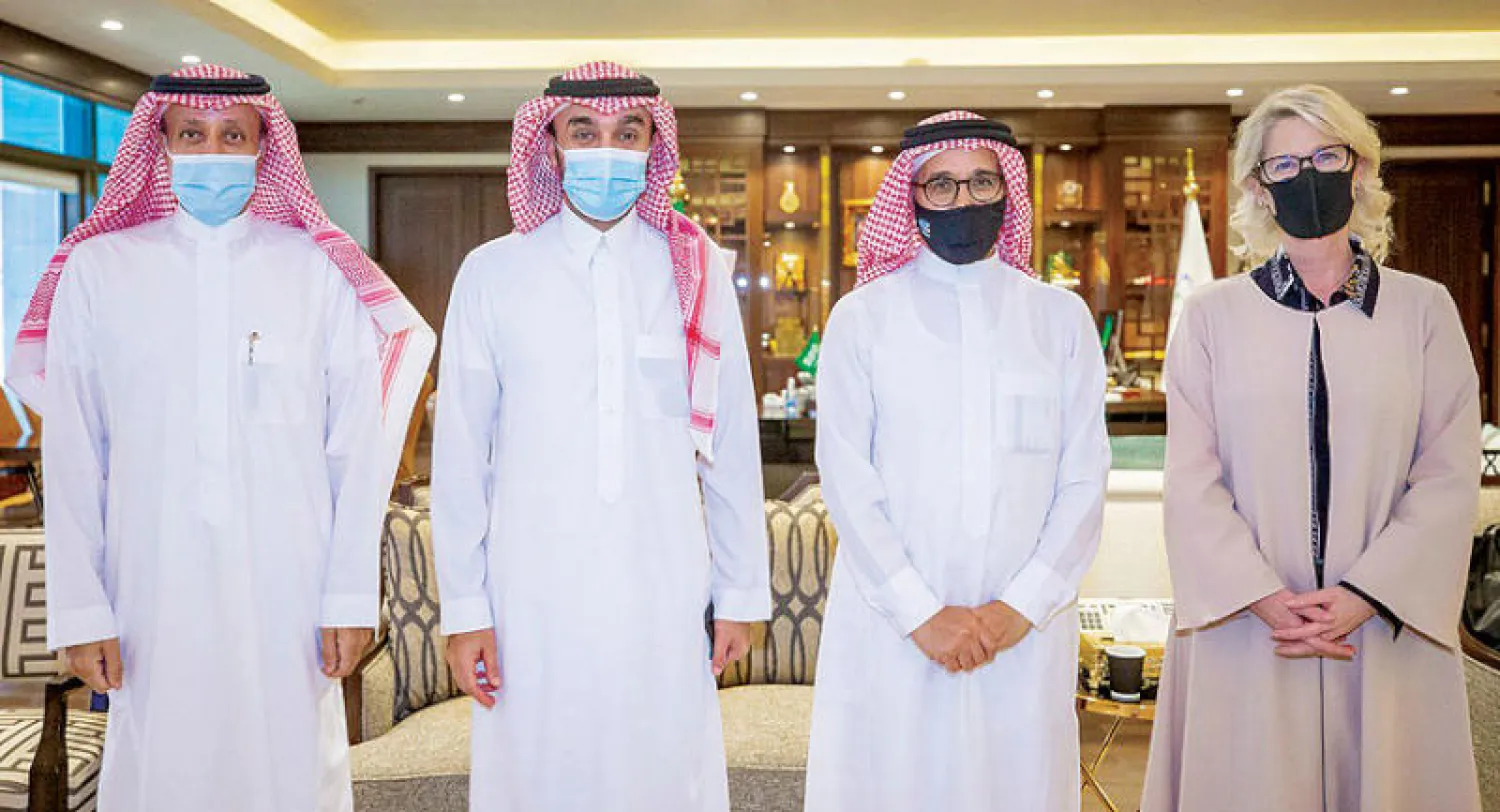 الفيصل والنصر والدلاك وجان باترسون في لقطة جماعية بعد التوقيع (الشرق الأوسط)