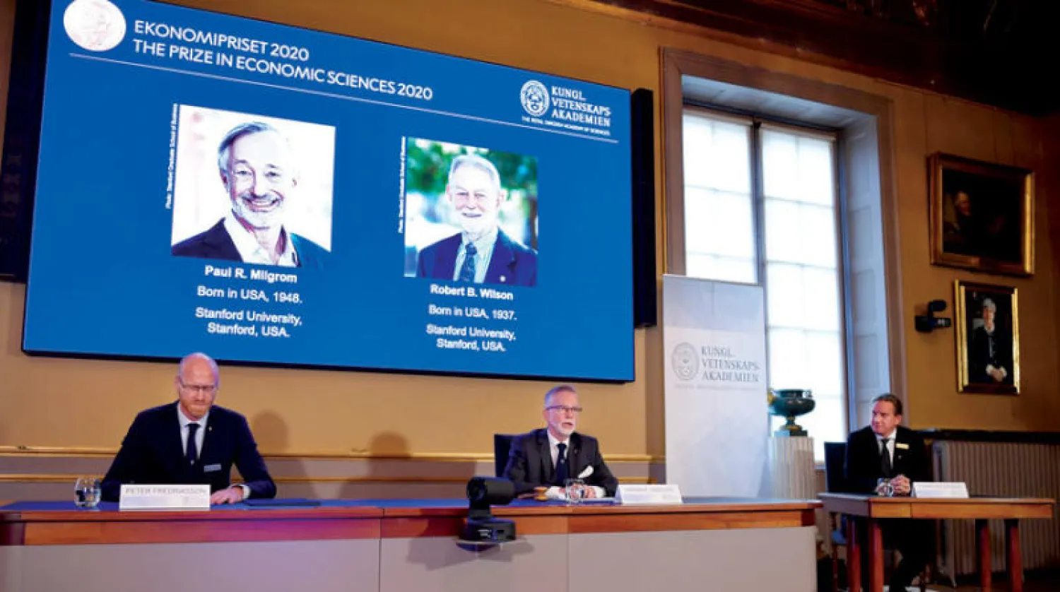 جانب من مؤتمر الإعلان عن الفائزين بجائزة {نوبل} للاقتصاد أمس (إ.ب.أ)