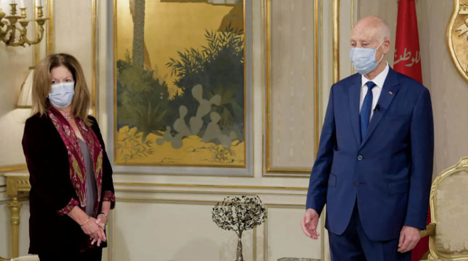 الرئيس التونسي مستقبلاً رئيسة البعثة الأممية بالإنابة إلى ليبيا في قصر قرطاج أمس (أ.ف.ب)