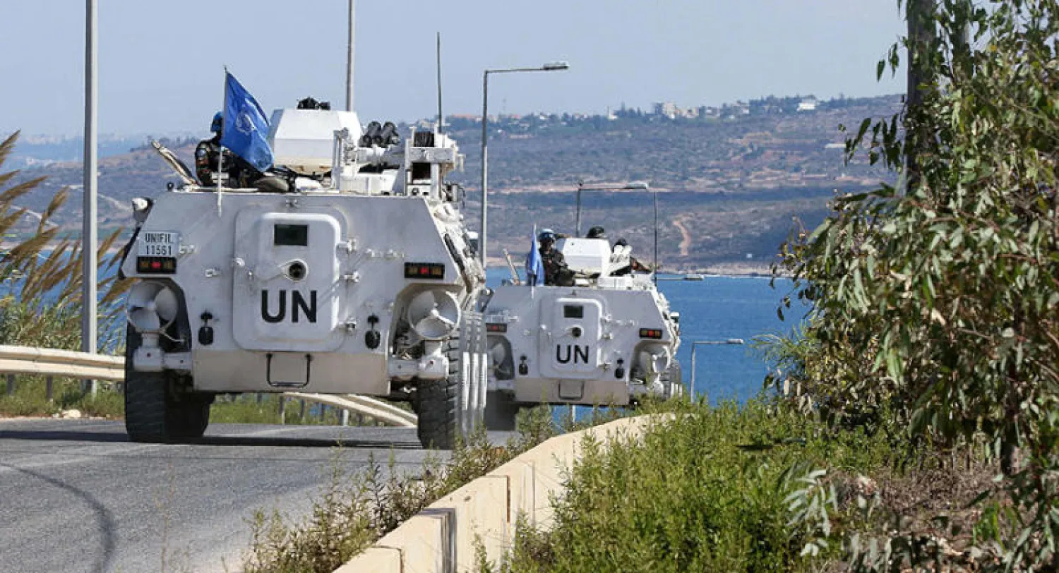 دورية لقوات «يونيفيل» الأممية في منطقة الناقورة الساحلية على الحدود اللبنانية - الإسرائيلية أمس (أ.ف.ب)