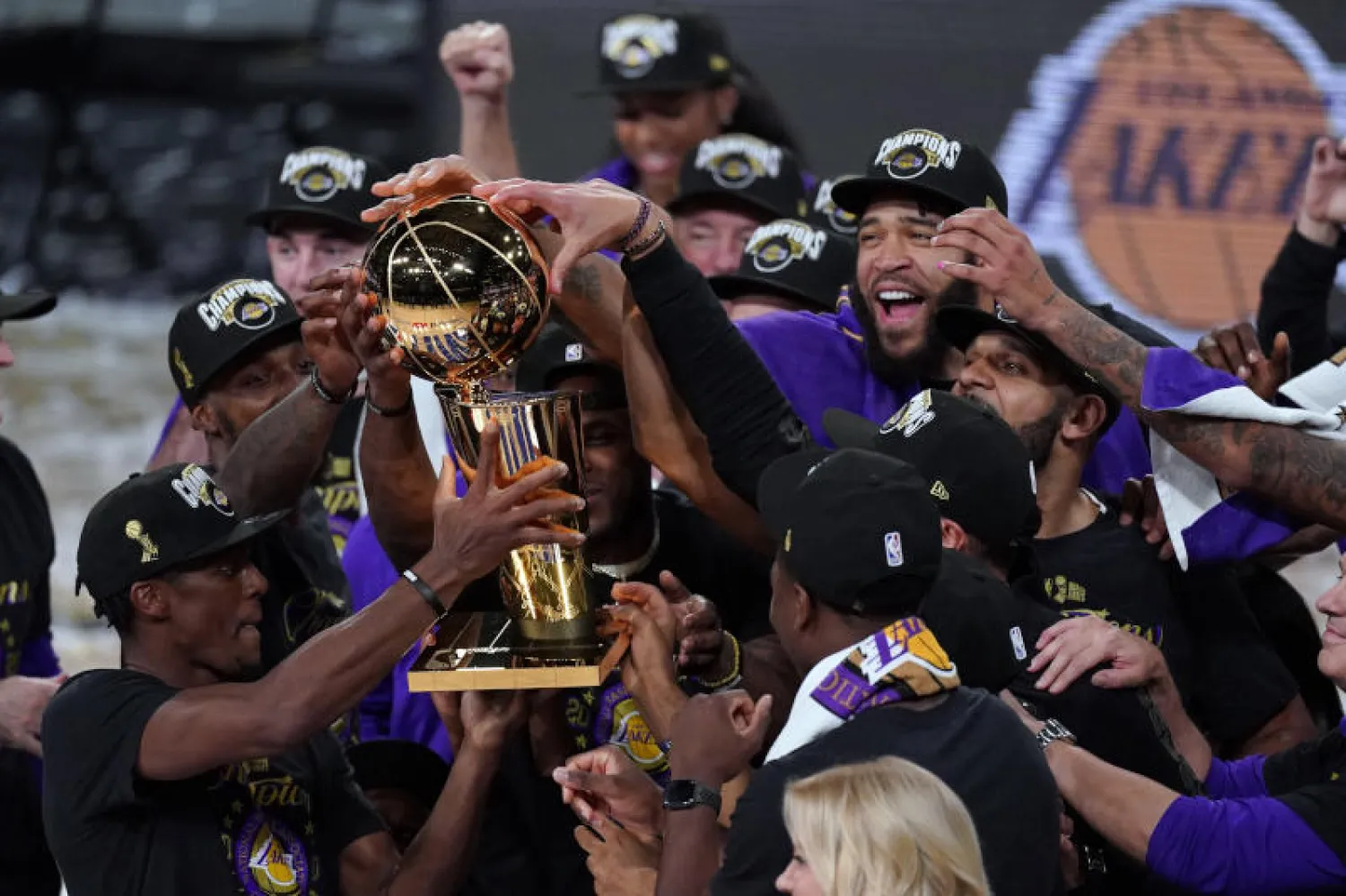 فريق لوس أنجليس ليكرز يحمل كأس دوري كرة السلة الأميركي للمحترفين (أ.ب)