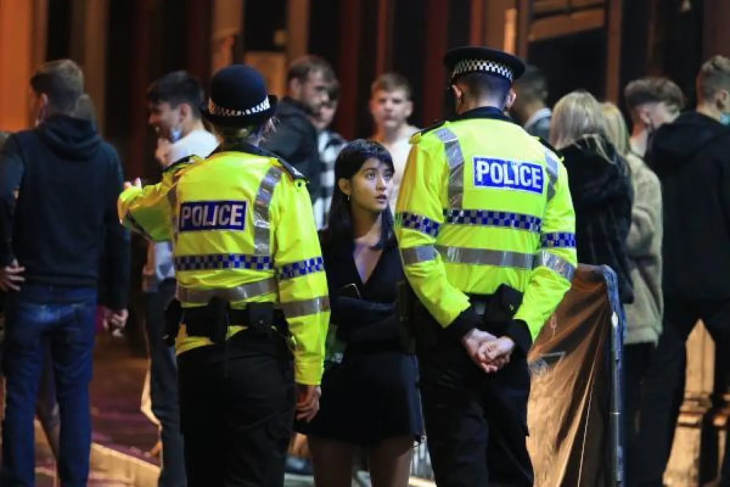 دورية للشرطة البريطانية وسط ليفربول قبل فرض إجراءات جديدة لوقف انتشار كورونا (ا.ف.ب)