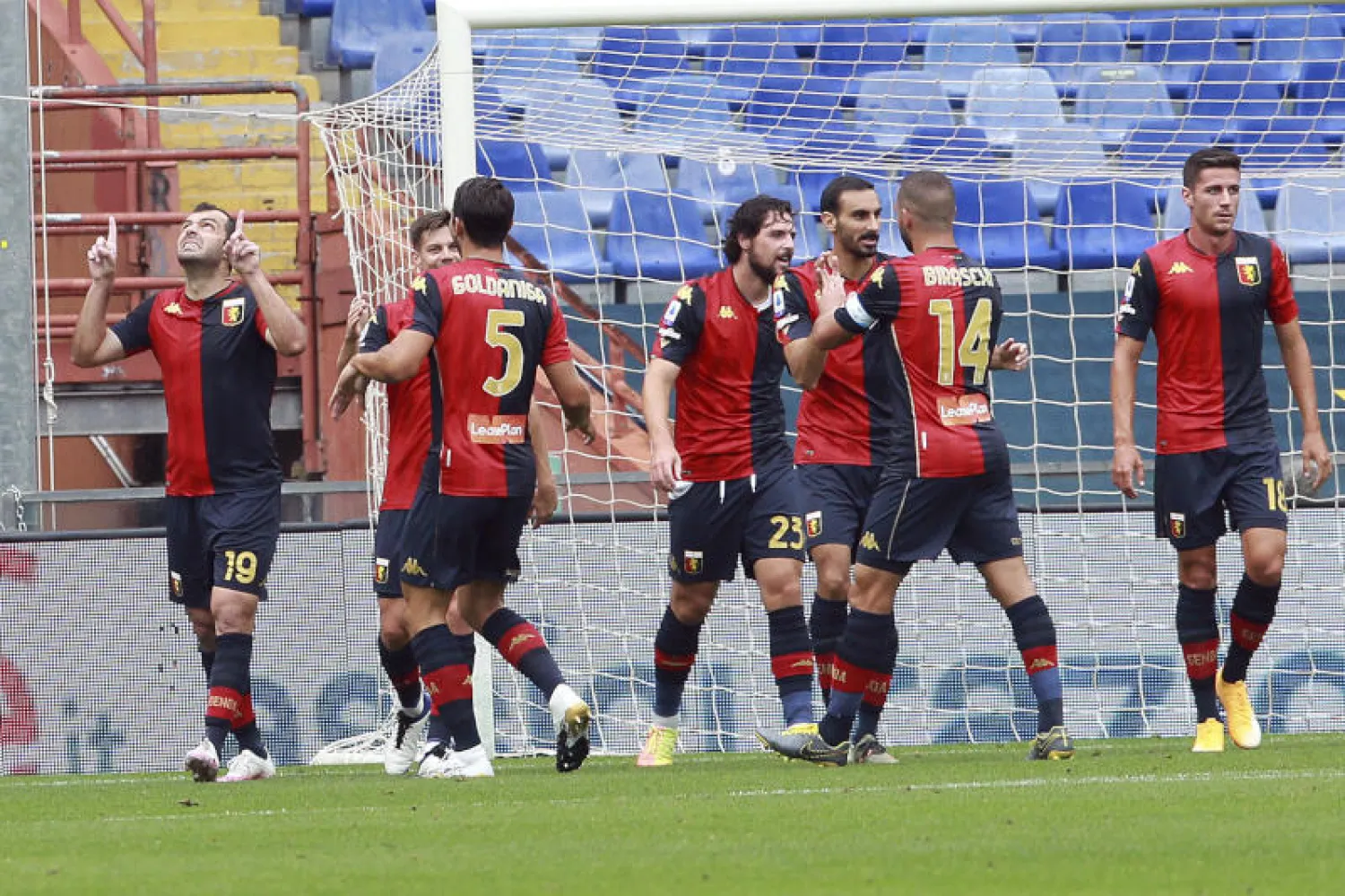 لاعبو جنوه يحتفلون بتسجيل هدف خلال مواجهة كروتوني في الدوري الإيطالي الشهر الماضي (أ.ب)