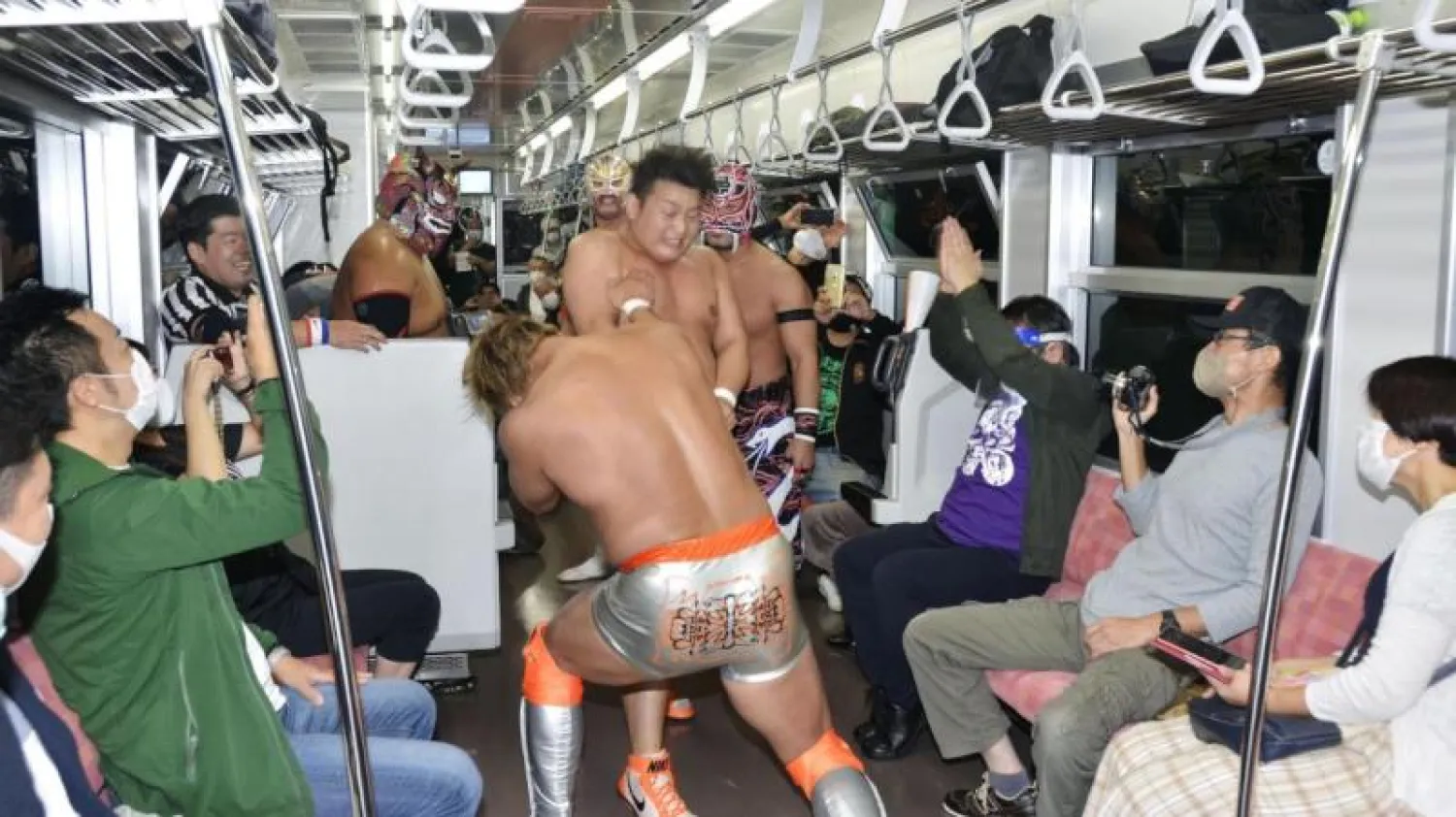 مباراة للمصارعة داخل قطار باليابان (تايمز)