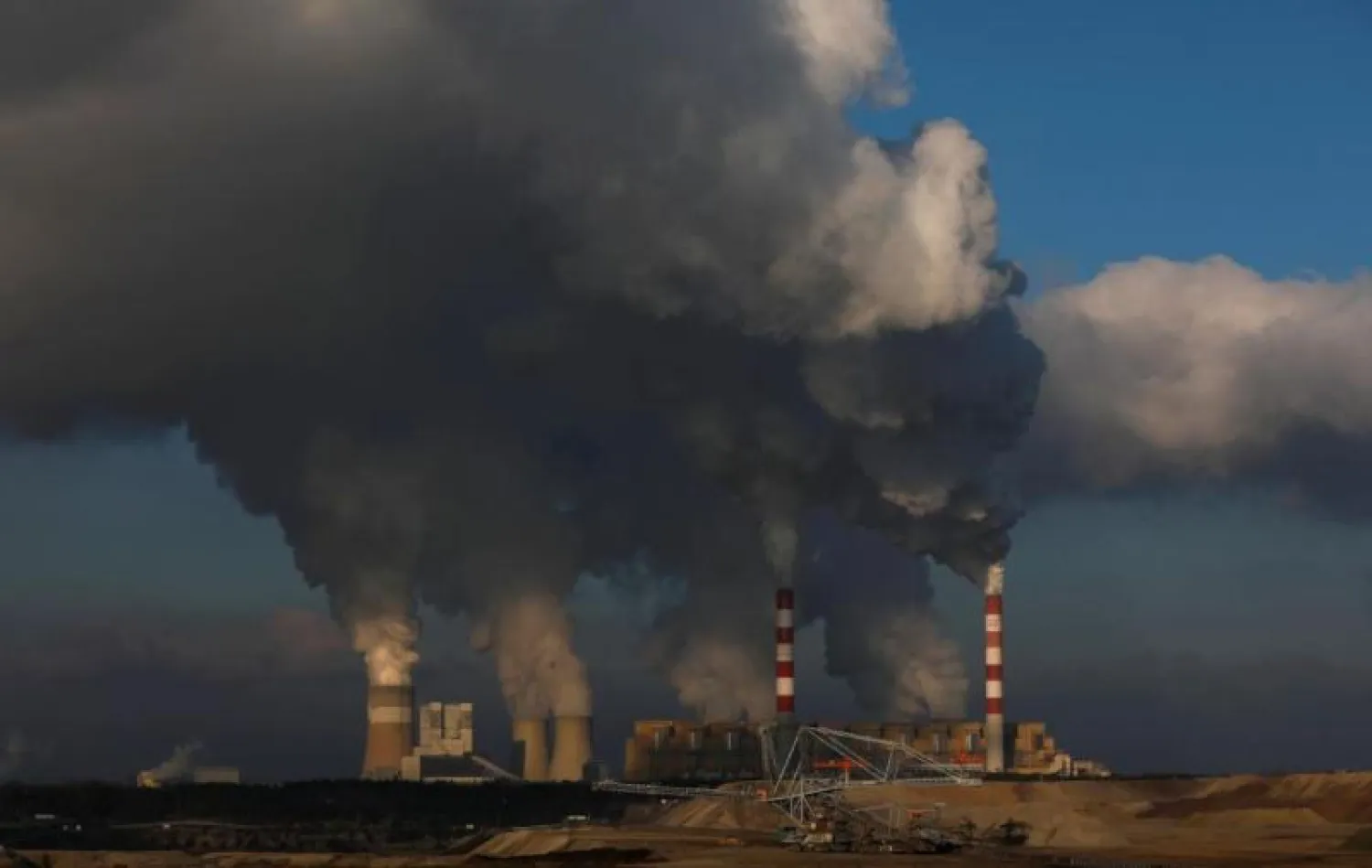 الدخان والبخار يتصاعدان من محطة «بيلشاتو» للطاقة في بولندا (أرشيفية - رويترز)