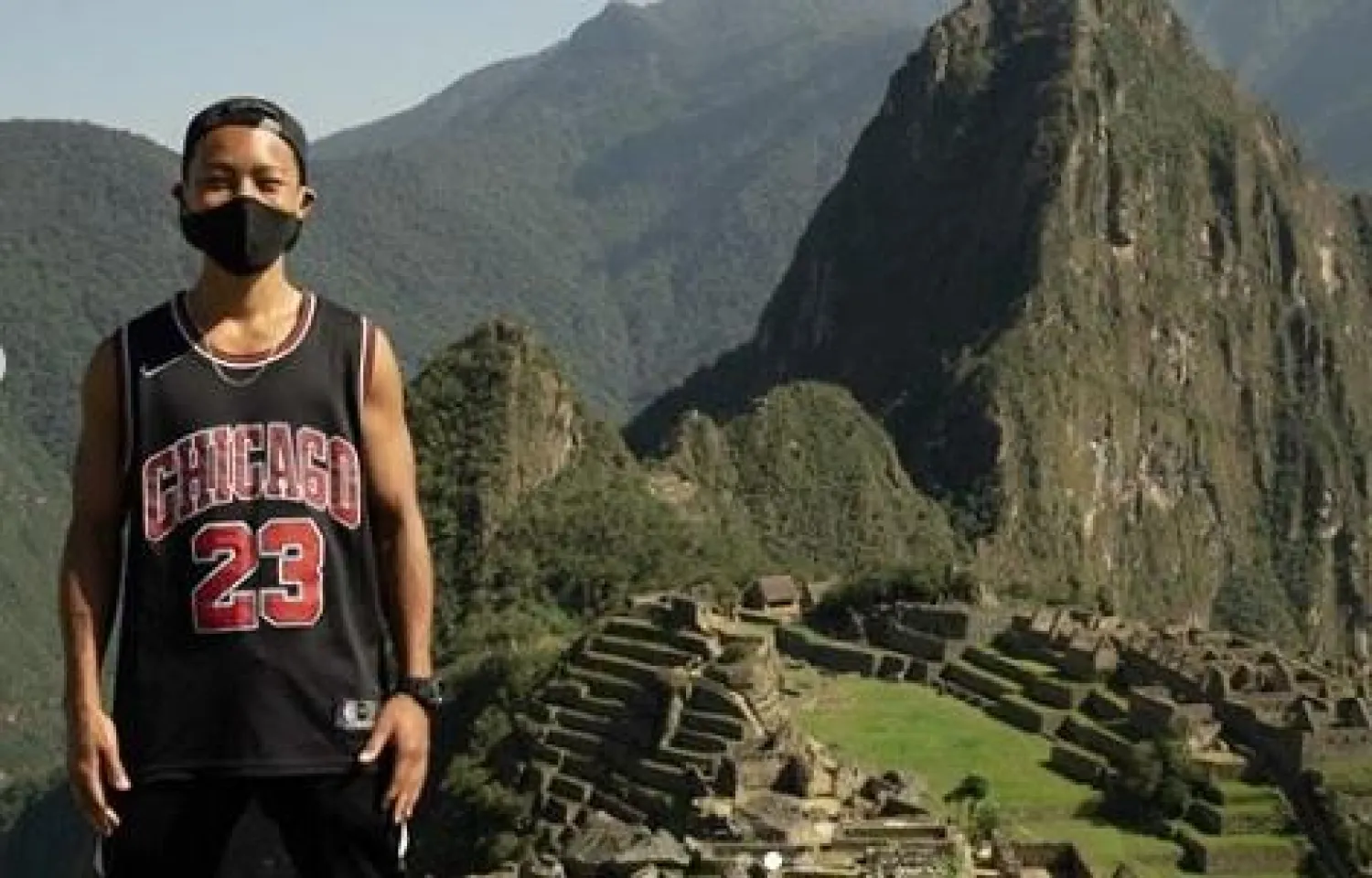 السائح الياباني جيسي تاكاياما في موقع آثار ماتشو بيتشو (إنستغرام)