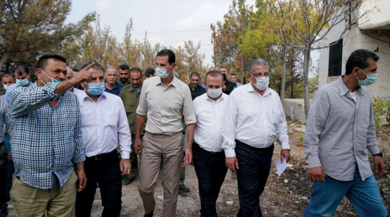 الأسد في جولة ميدانية بالمناطق المتضررة من الحرائق غرب سوريا أمس (موقع الرئاسة السورية)