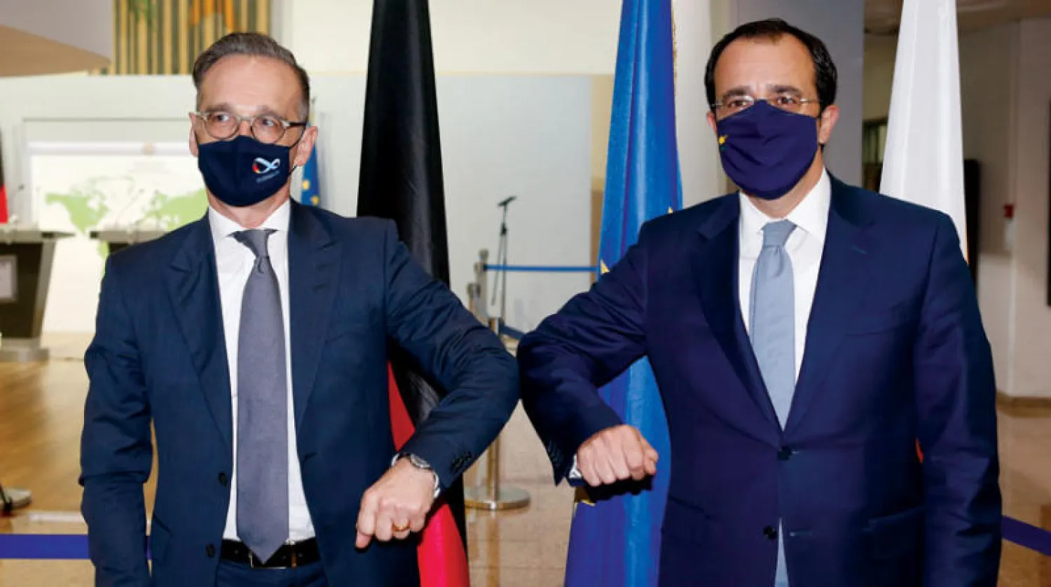 وزيرا خارجية ألمانيا (يسار) وقبرص خلال لقائهما في نيقوسيا أمس (إ.ب.أ)