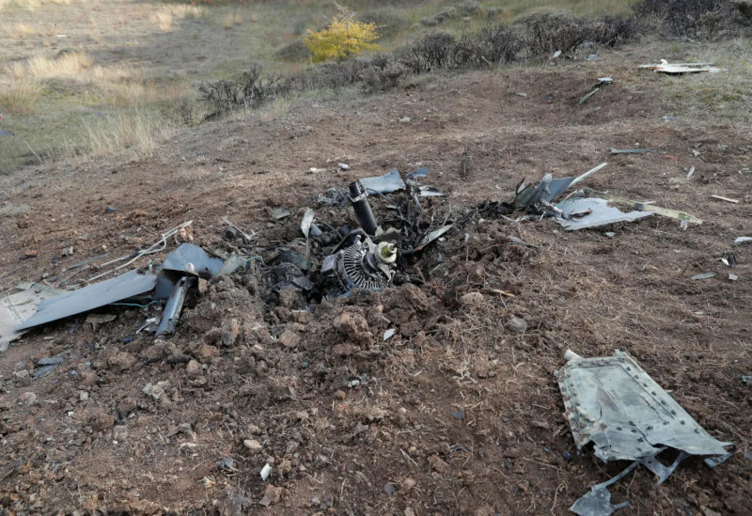 حطام طائرة مسيّرة في ضواحي مدينة ستيباناكيرت بإقليم ناغورني قره باغ (أرشيفية - رويترز)