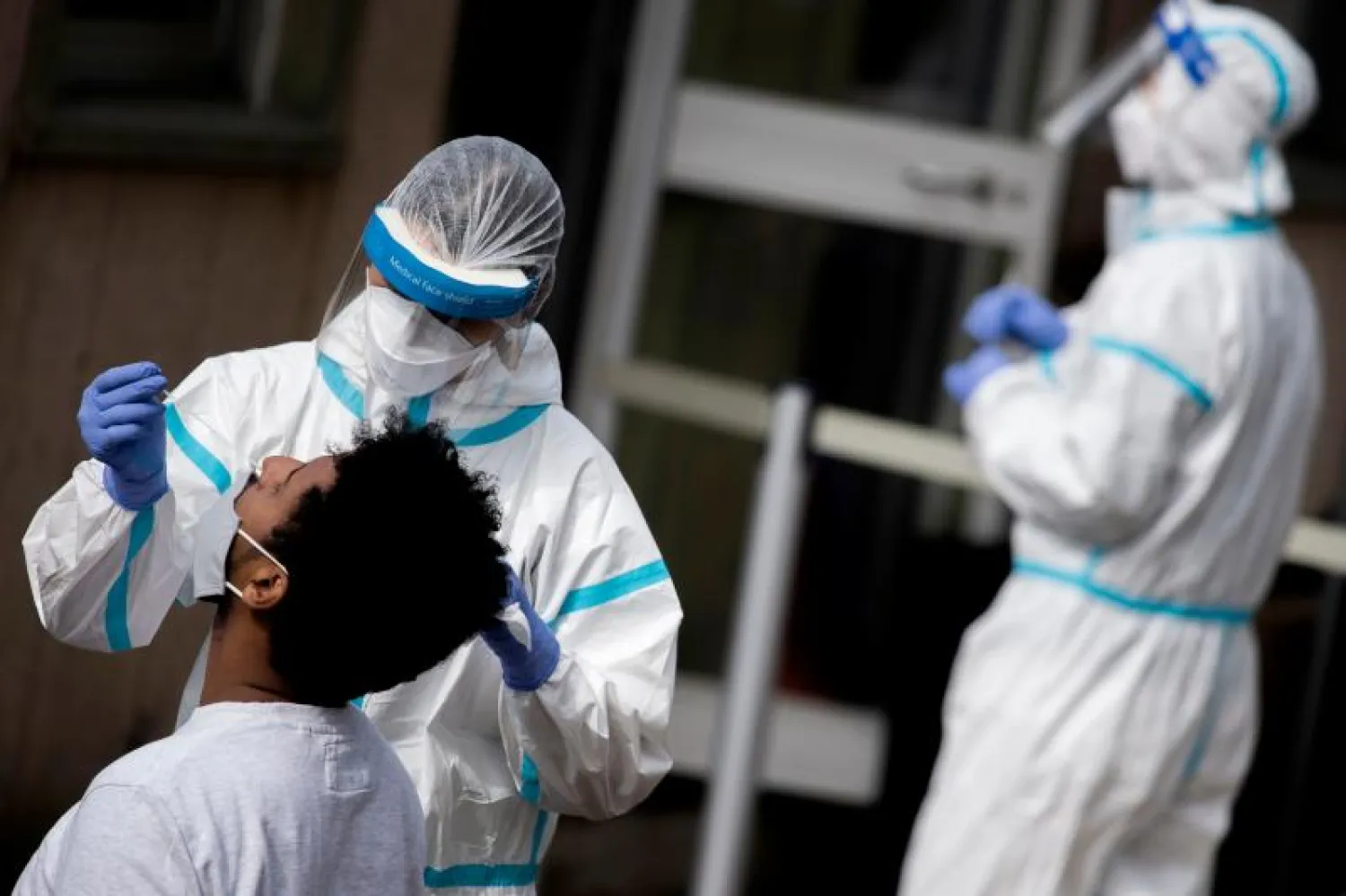 رجل يخضع لاختبار فيروس كورونا بموقع اختبار سريع في مستشفى سانتا ماريا ديلا بيتا بروما (أ.ف.ب)