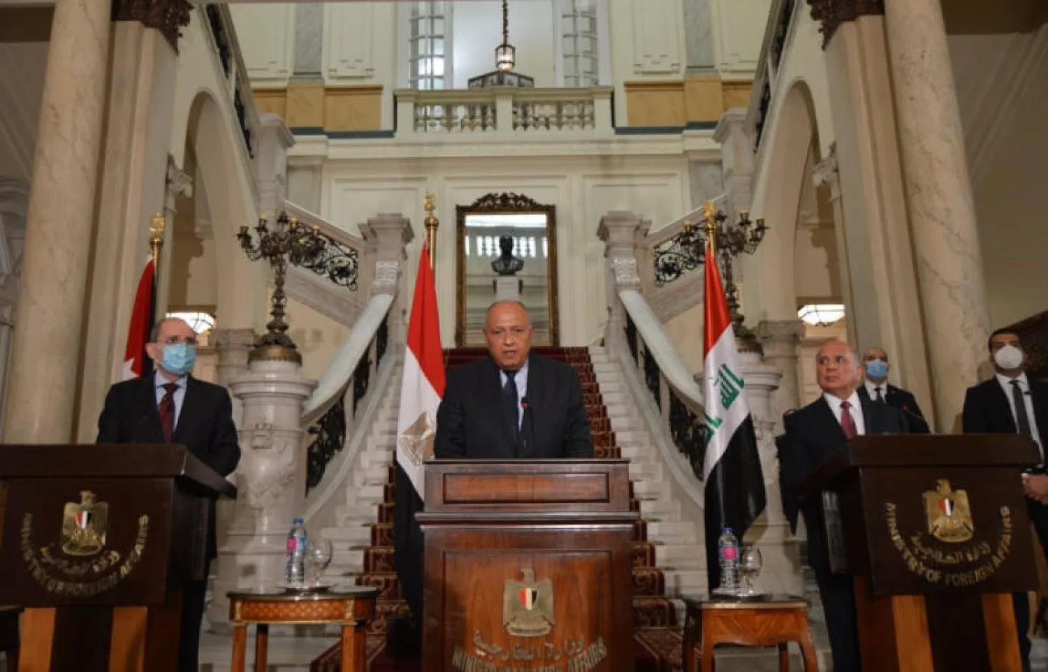 لقاء وزير الخارجية المصري سامح شكري (وسط) مع نظيريه الأردني أيمن الصفدي (إلى اليسار) والعراقي فؤاد حسين (إلى اليمين) في قصر التحرير بالعاصمة القاهرة (أ.ف.ب)