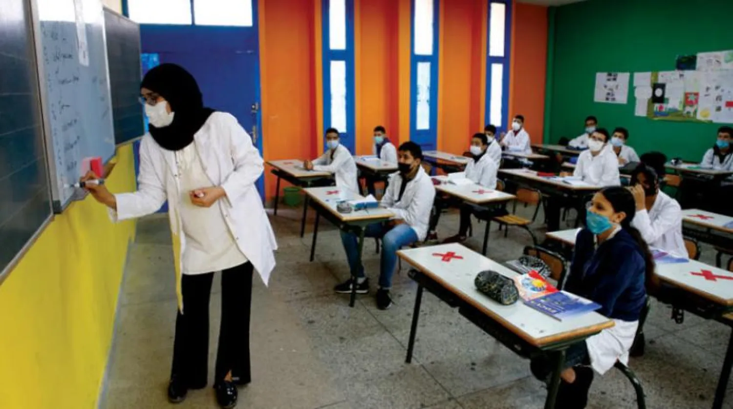 5 Ekim'de Kazablanka'daki bir okulda koronavirüse karşı maske takan bir öğretmen (AP)