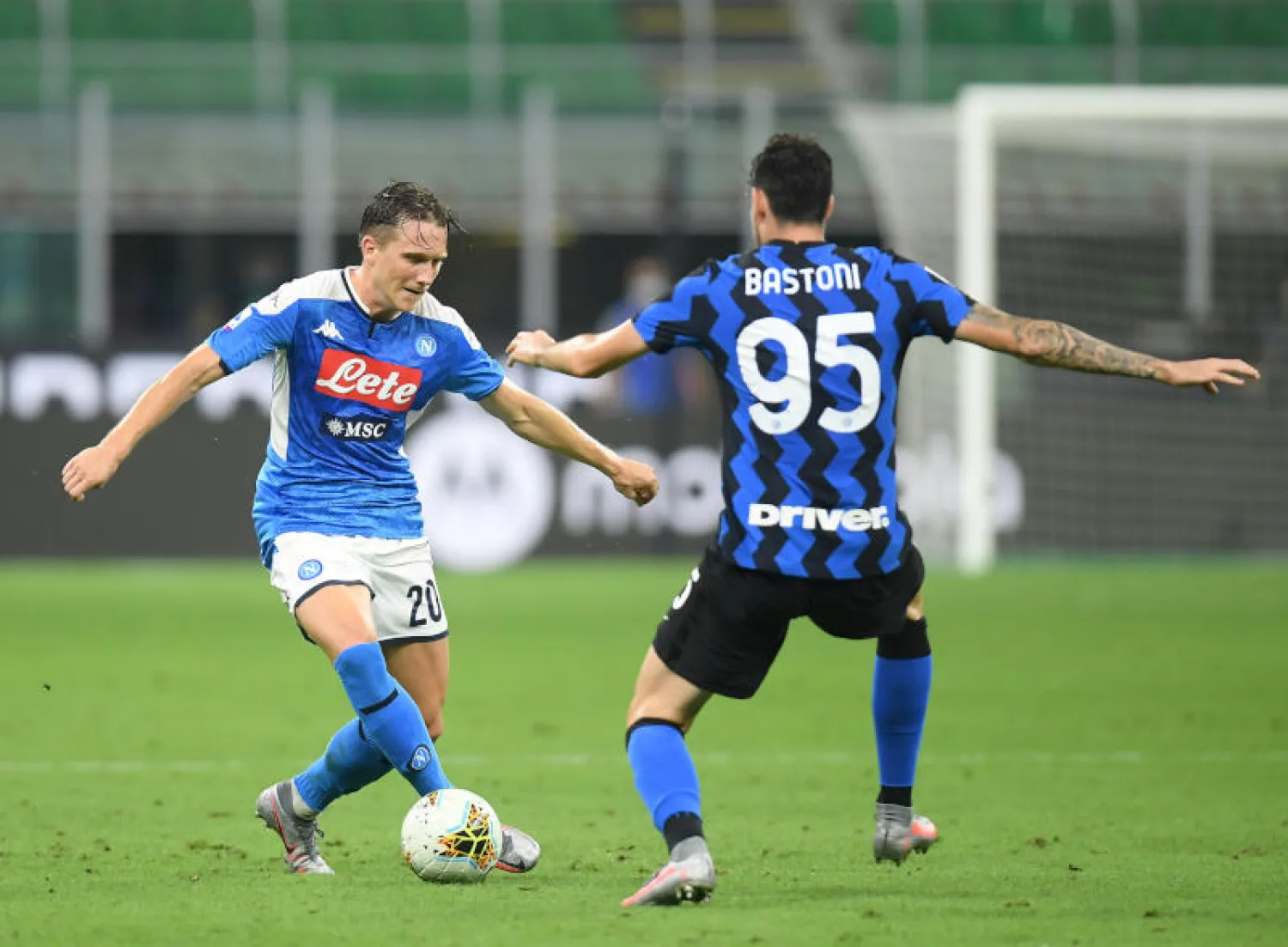 جانب من مباراة سابقة بين فريقي نابولي وإنتر ميلان (رويترز)