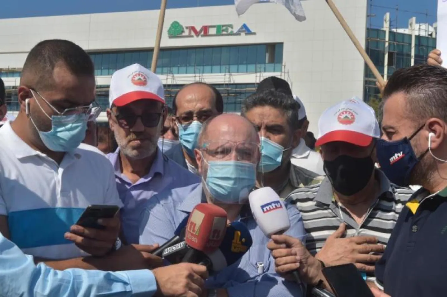 وقفة تضامنية لاتحاد النقل الجوي اللبناني في مطار رفيق الحريري ببيروت رفضاً لرفع الدعم عن السلع الأساسية (الوكالة الوطنية للإعلام)
