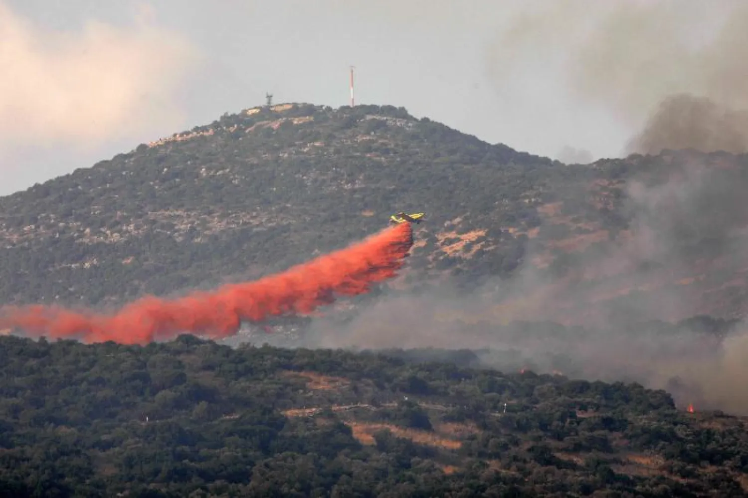 طائرة إطفاء قرب قاعدة الجيش الإسرائيلي في هار دوف في جبل الشيخ وهي نقطة استراتيجية في منطقة الجولان بين إسرائيل وسوريا ولبنان (أ.ف.ب)