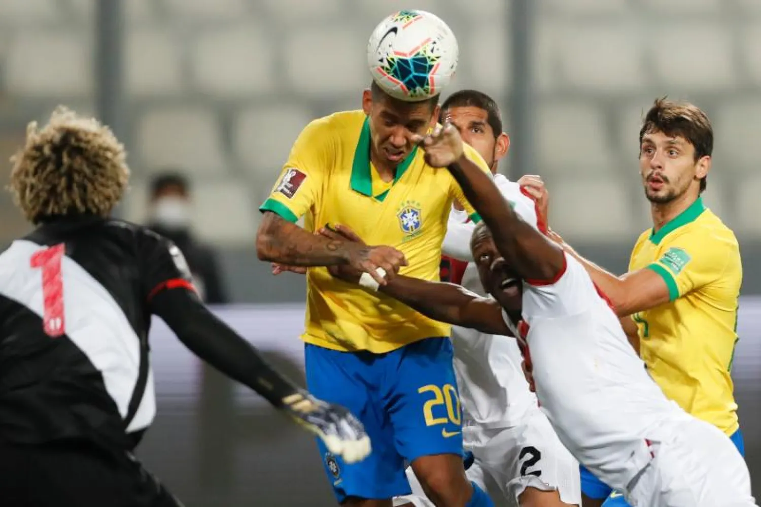 جانب من مباراة البرازيل وبيرو في تصفيات أميركا الجنوبية المؤهلة لكأس العالم لكرة القدم 2022 (أ.ف.ب)