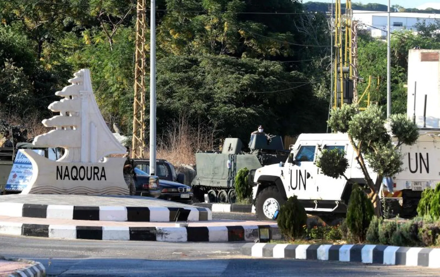 مركبة لقوات حفظ السلام التابعة للأمم المتحدة تتجول في منطقة الناقورة بجنوب لبنان الواقعة على الحدود مع إسرائيل (أ.ف.ب)