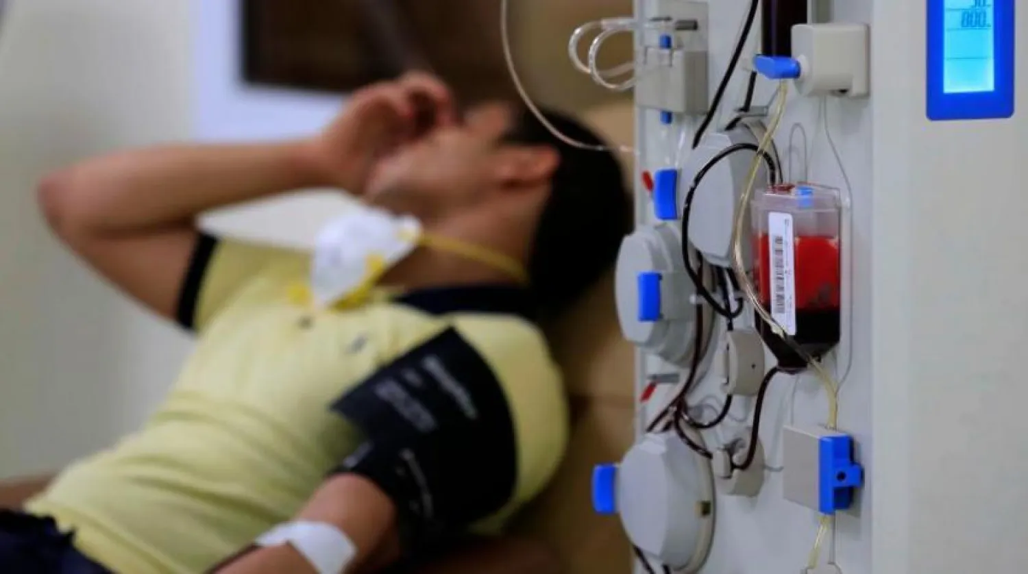 Koronavirüsten kurtulan bir Mısırlı, Kahire’deki Ulusal Kan Transfüzyon Merkezi’ne kan bağışı yapıyor (AFP)