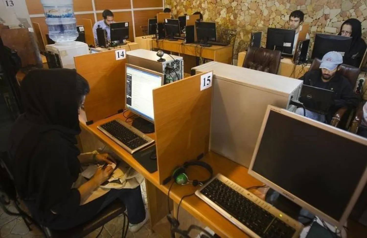 مقهى إنترنت في العاصمة الإيرانية طهران (رويترز)
