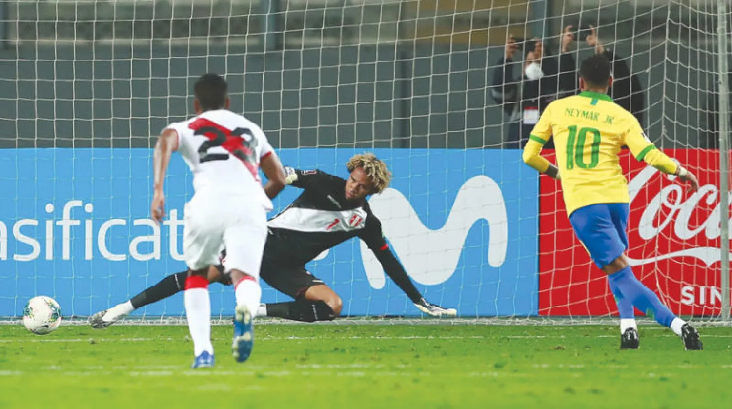 نيمار نجم البرازيل يسجل من ركلة جزاء هدفاً في مرمى بيرو (رويترز)