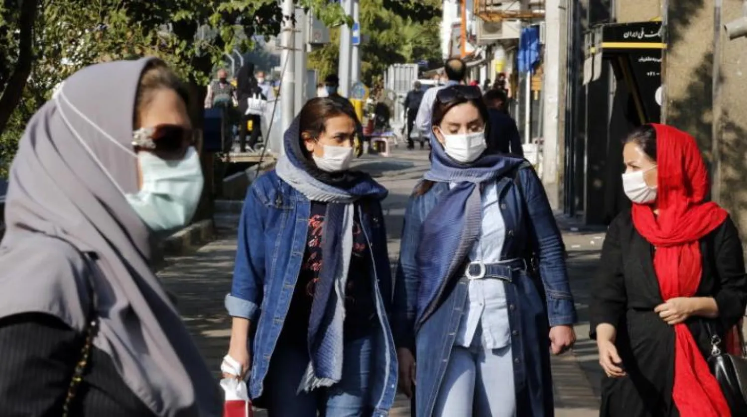 İranlı kadınlar başkent Tahran'da bir sokakta yürüyor (EPA)