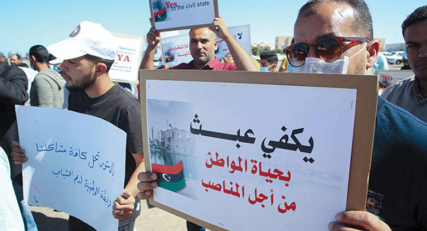 جانب من الاحتجاجات التي شهدتها مدينة جنزور غرب طرابلس أمس للمطالبة بالاستفتاء على الدستور (أ.ف.ب)