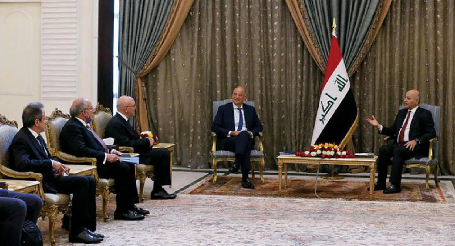 برهم صالح خلال محادثاته مع وزير الخارجية اليوناني في بغداد أمس (الرئاسة العراقية)