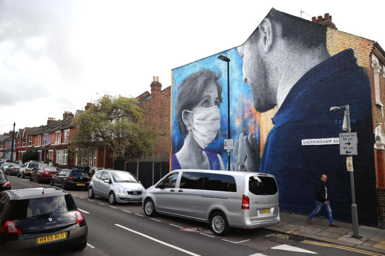 لوحة في لندن لفنان الشارع زابو بعنوان «أفتقدك» (رويترز)