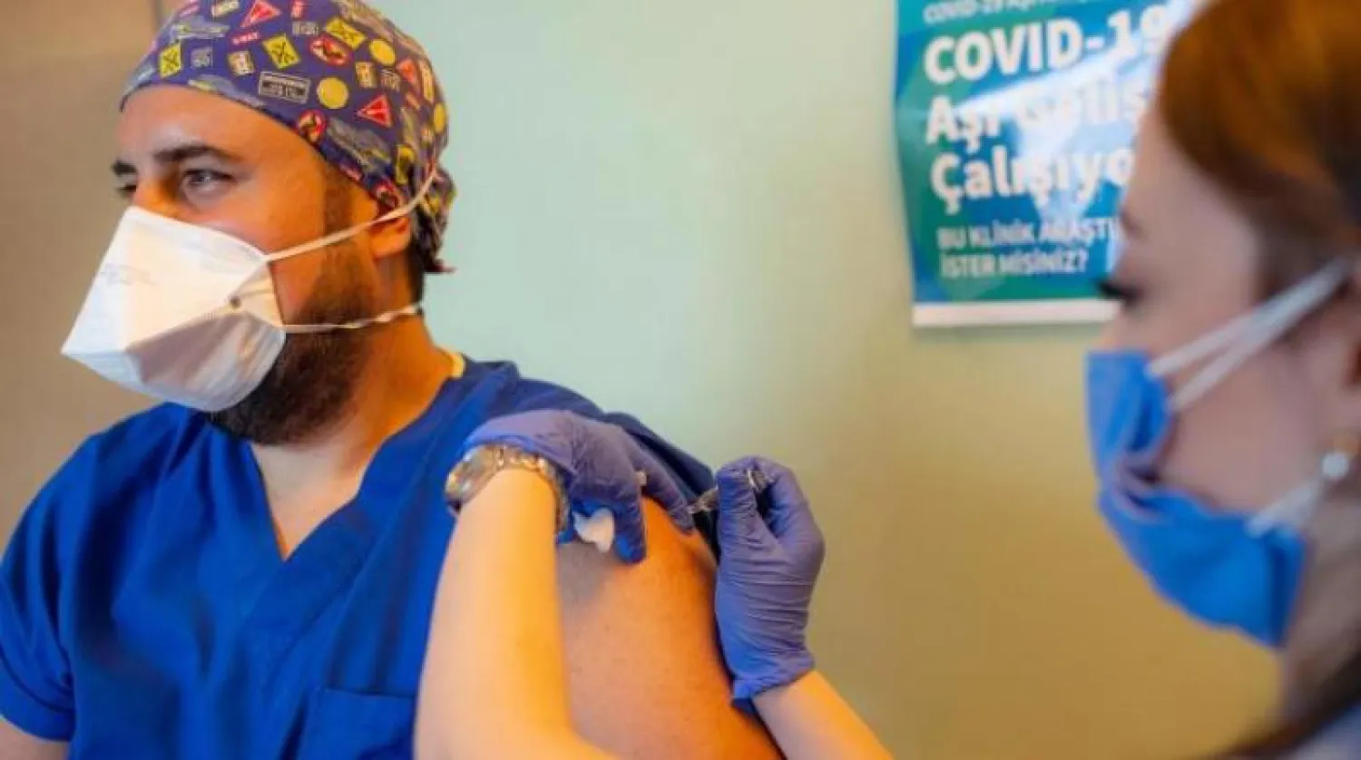 ممرضة تعطي جرعة من لقاح محتمل ضد فيروس «كورونا» خلال تجارب المرحلة الثالثة في مستشفى بإسطنبول (أ.ف.ب)