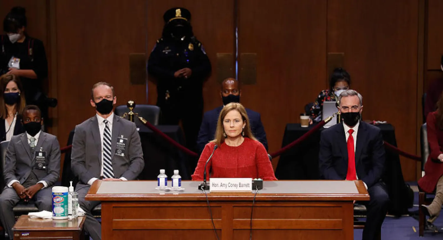 المرشحة للمحكمة العليا إيمي كوني أمام اللجنة القضائية بمجلس الشيوخ أمس (أ.ب)