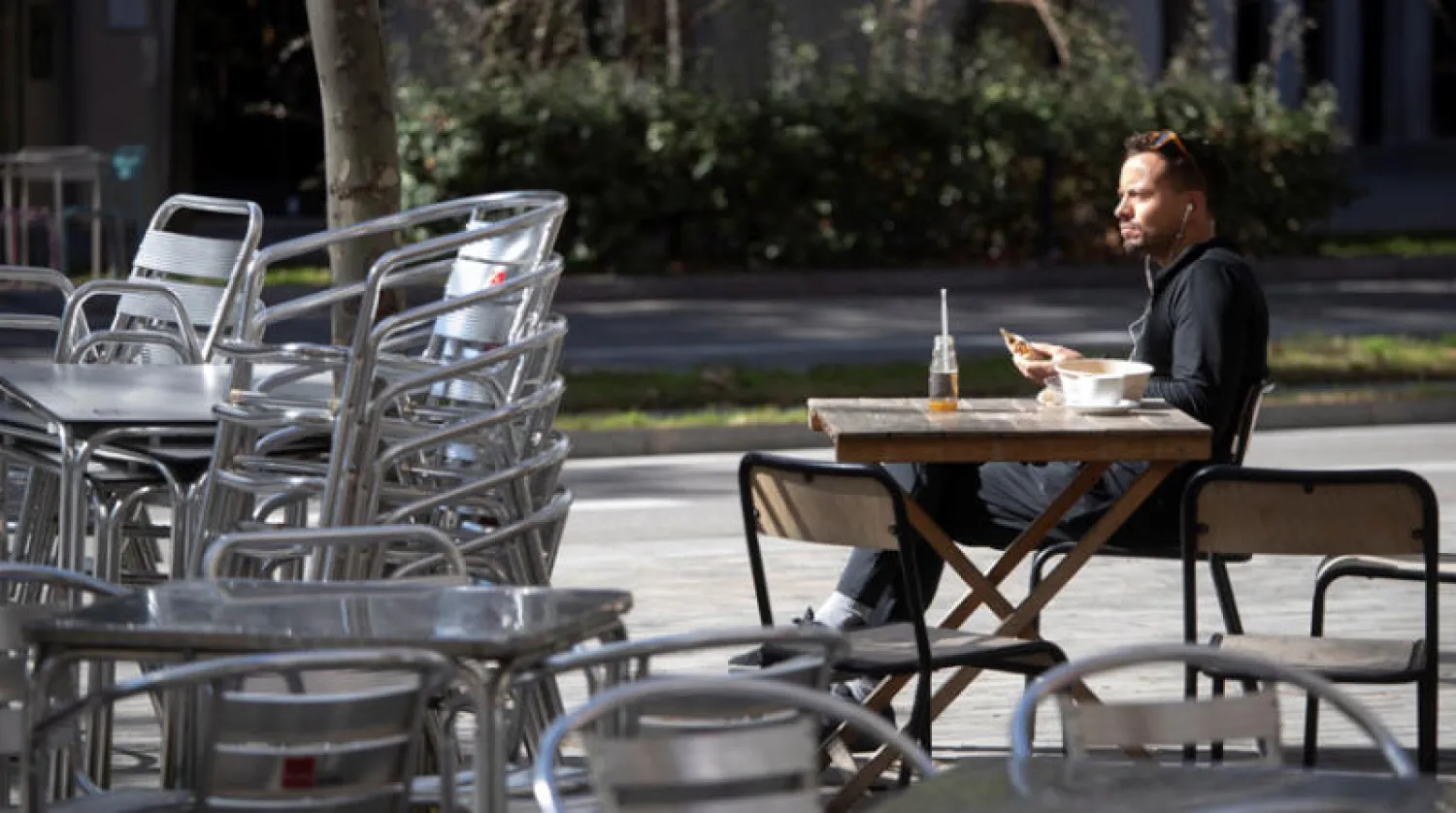 قيود على المقاهي والمطاعم في برشلونة لاحتواء انتشار الوباء أمس (إ.ب.أ)