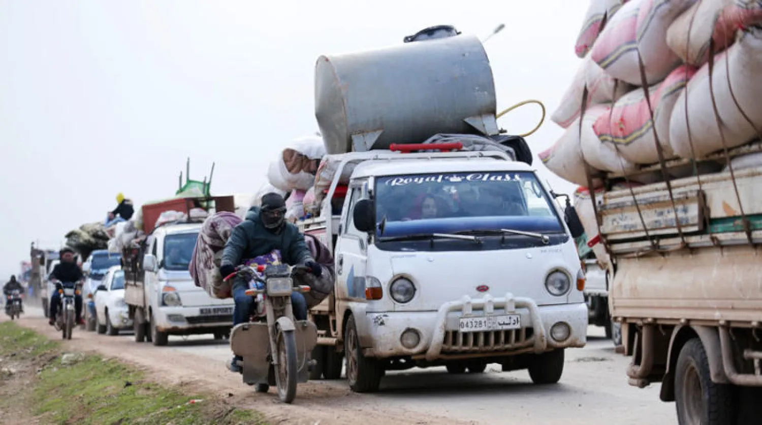 سوريون خلال هروبهم من القصف على ريف إدلب في بداية العام الجاري (أ.ب)