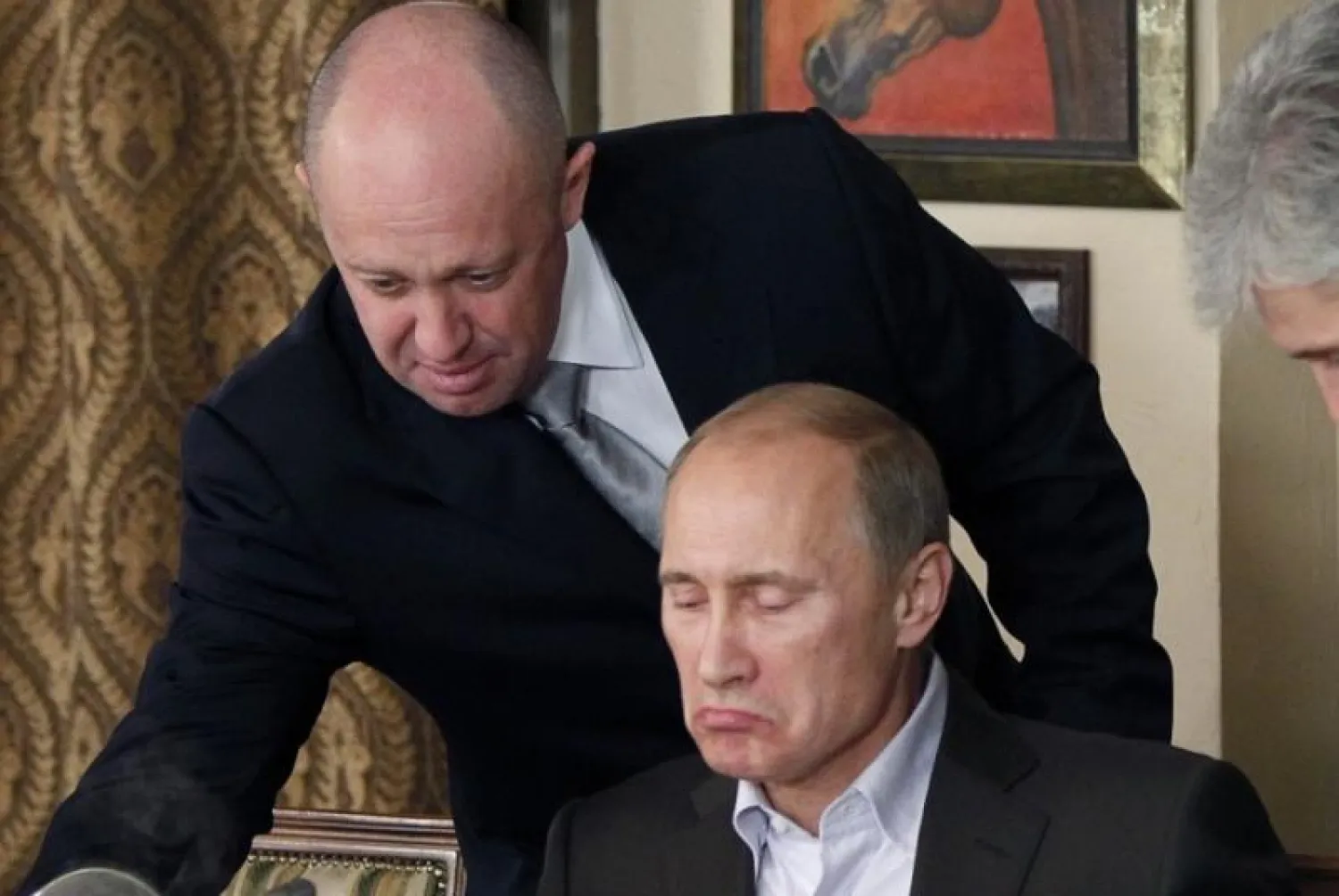 يفغيني بريغوجين الذي يطلق عليه لقب «طباخ بوتين» يقف بجوار الرئيس الروسي (أ.ب)