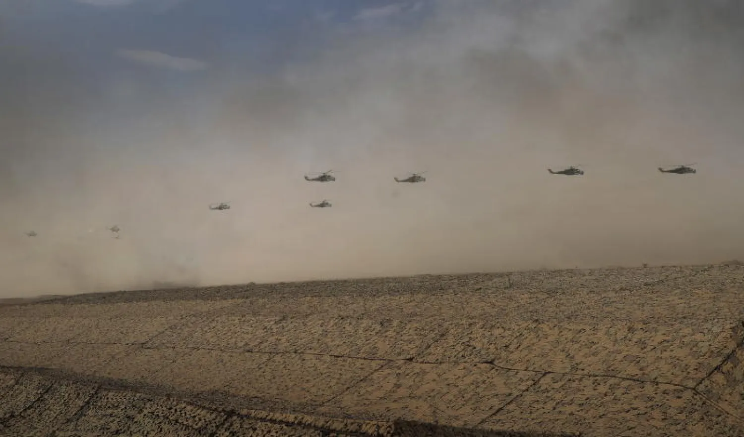 مروحيات روسية تشارك في التدريبات العسكرية (إ.ب.أ)