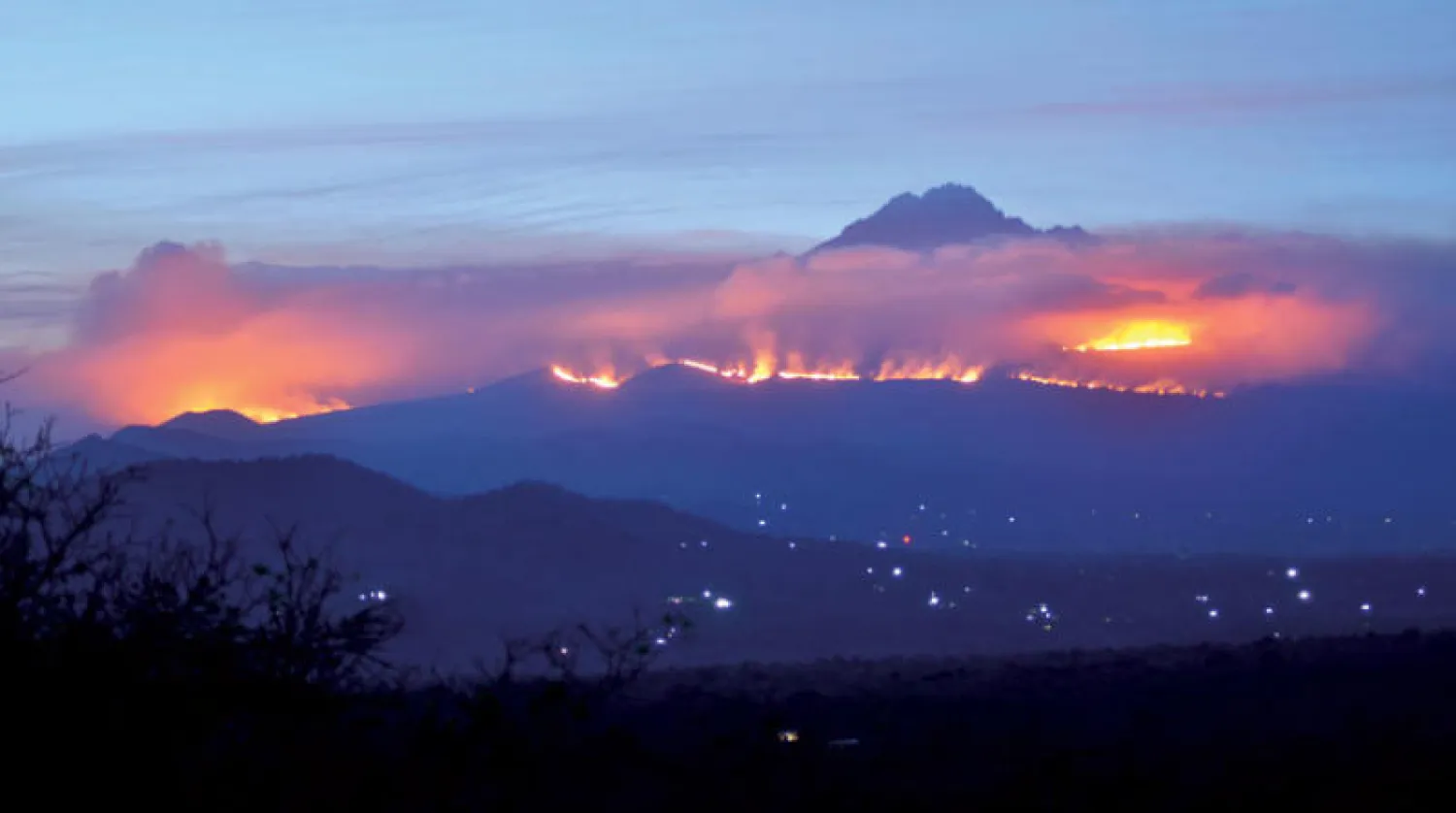 استمرت جهود إطفاء النيران في «كليمنجارو» أعلى قمم جبال أفريقيا (د.ب.أ)