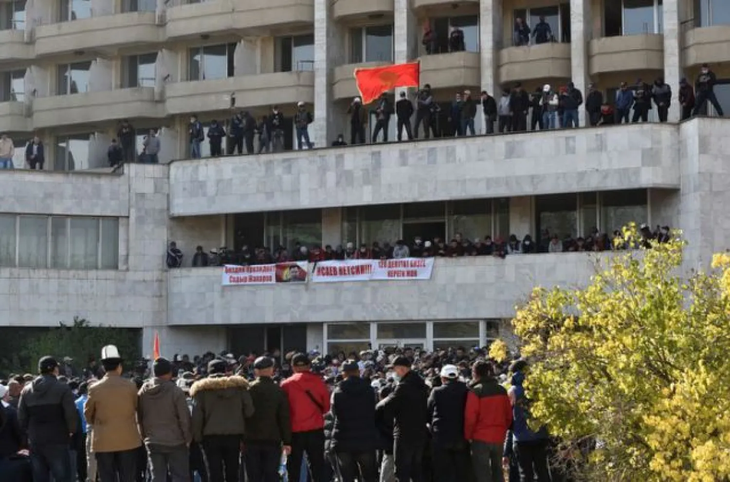 Supporters of Kyrgyzstan's Prime Minister Sadyr Japarov attend a rally in Bishkek | Photo: REUTERS