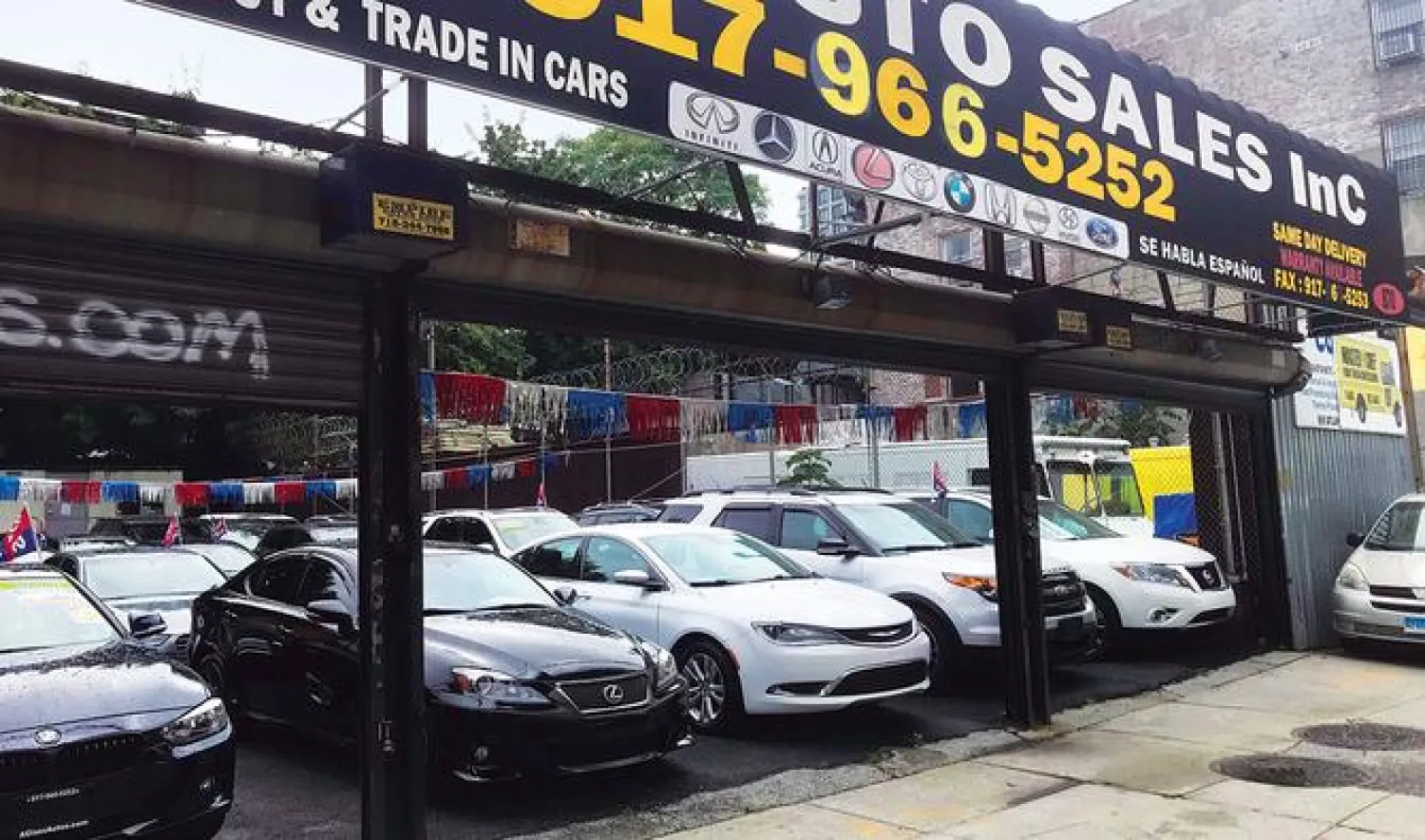 سيارات مستعملة معروضة للبيع في نيويورك (أ.ف.ب)