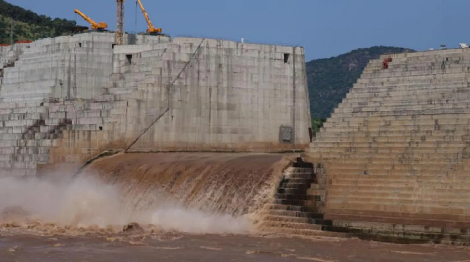 Etiyopya’nın batısında kalan Benishangul-Gumuz Bölgesi’ndeki Guba kentinde Nil Nehri üzerine inşa edilen Nahda Barajı üzerinden akan su (Reuters)