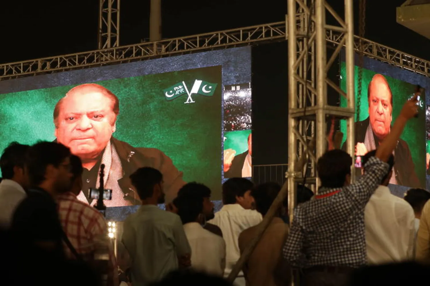 مؤيدون للأحزاب السياسية المعارضة يستمعون لخطاب رئيس الوزراء الباكستاني السابق نواز شريف في غوغرانوالا (إ.ب.أ)