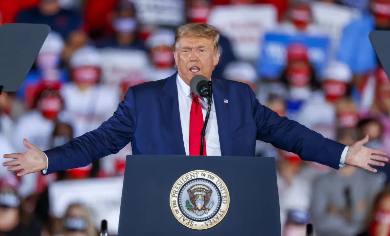 الرئيس الأميركي دونالد ترمب يتحدث خلال مهرجان انتخابي (إ.ب.أ)