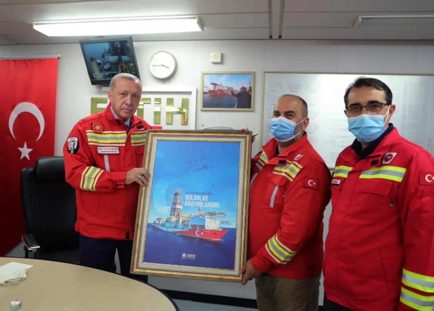 الرئيس التركي رجب طيب إردوغان في سفينة «الفاتح» (إ.ب.أ)