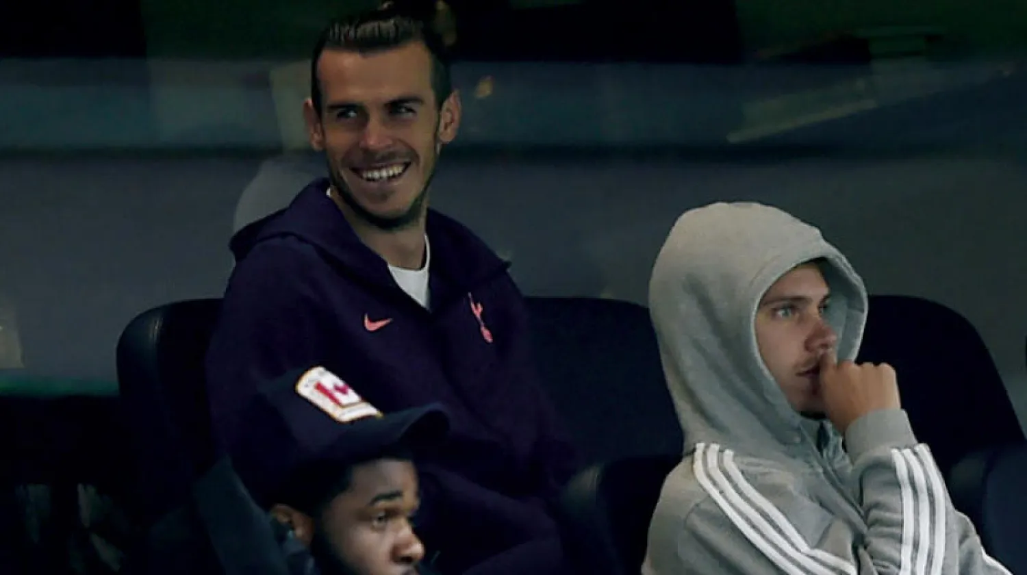 بيل يتابع فريقه الجديد - القديم من المدرجات قبل مشاركته في المباريات (إ.ب.أ)