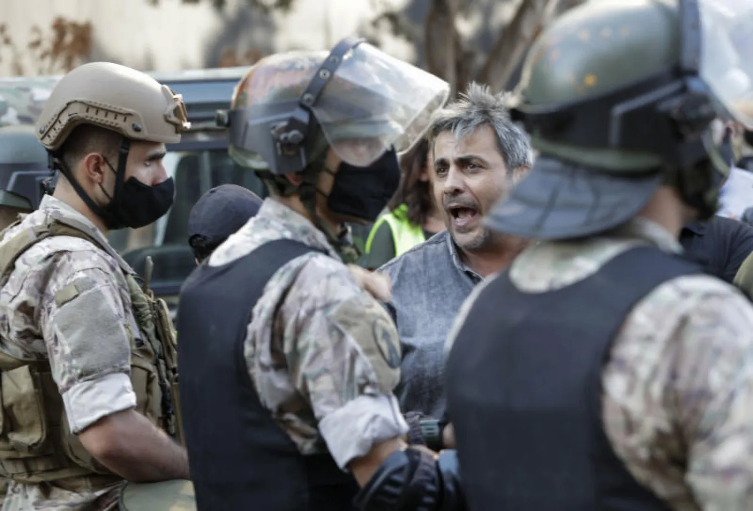 متظاهر يتحدث إلى الجنود خلال التظاهر في بيروت (أ.ف.ب)